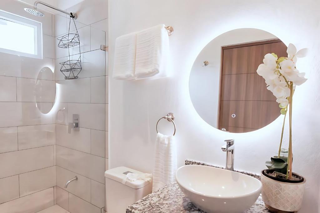 Koupelna v ubytování Modern 2BR Condo - minutes from Jaco Beach - PRIME location