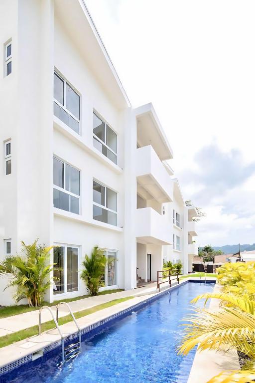 Bazén v ubytování Modern 2BR Condo - minutes from Jaco Beach - PRIME location nebo v jeho okolí