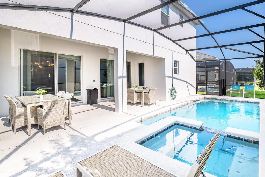 Bazén v ubytování Sleeps 26 - with Private Pool Hot Tub Games & Cinema nebo v jeho okolí