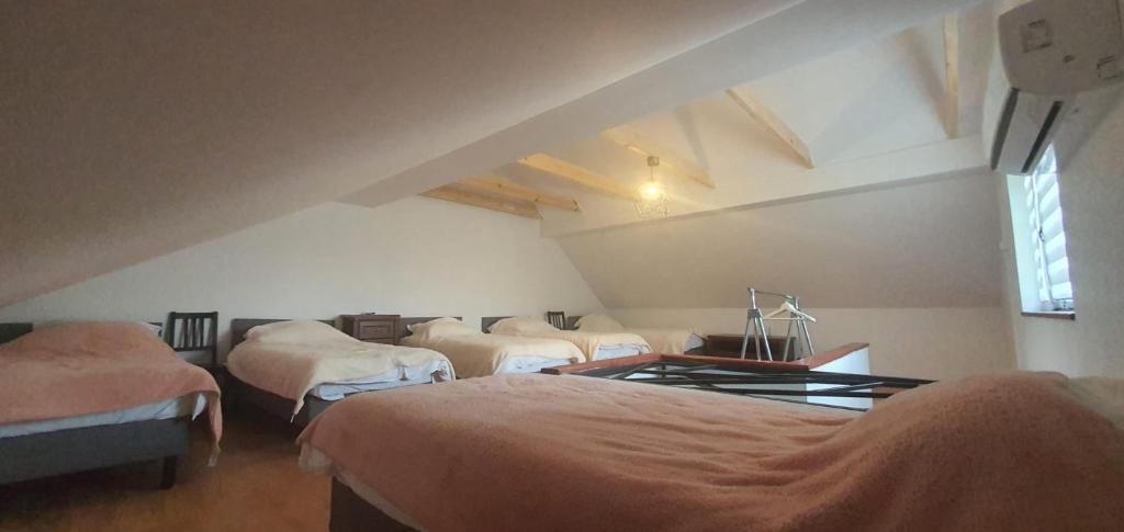 een kamer met 3 bedden op een zolder bij Jaga Family Apartment air conditioner and free parking in Krakau