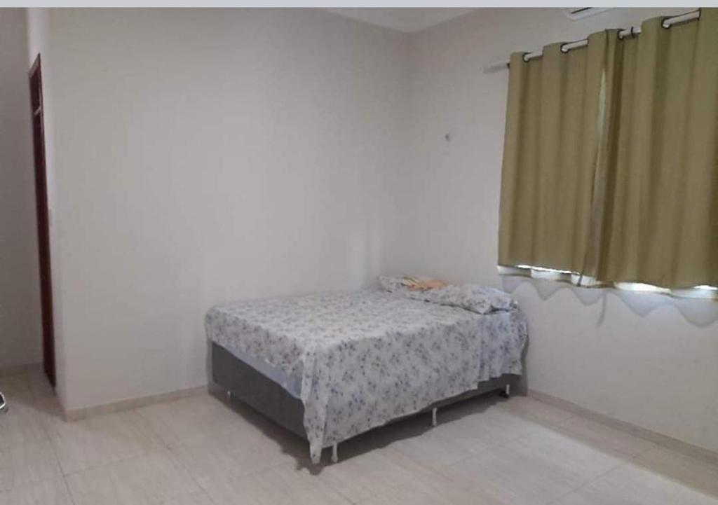 En eller flere senge i et værelse på Casa Amarela