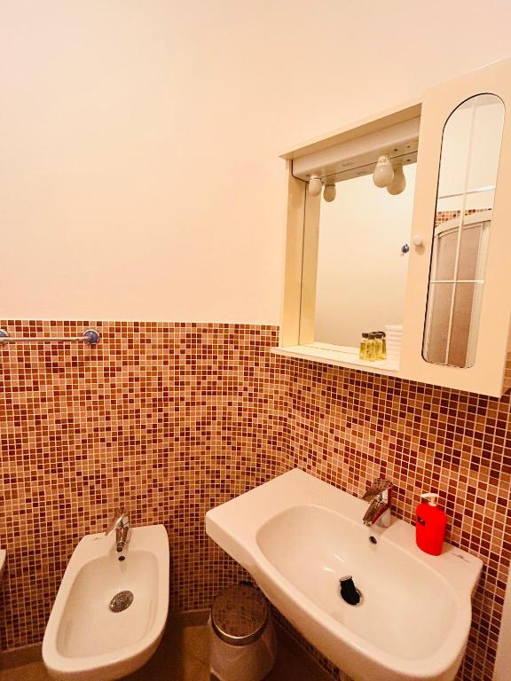 un bagno con lavandino e WC di affittacamere nuova Vandiris a Manarola