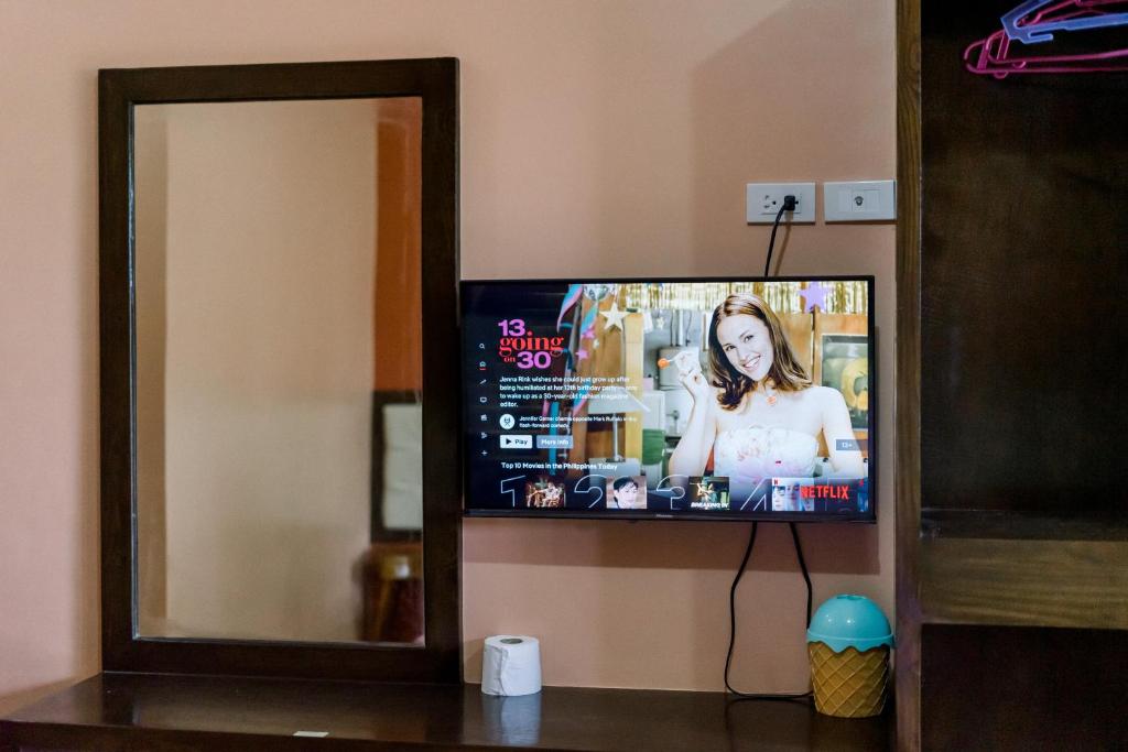 TV a/nebo společenská místnost v ubytování Alona Princess Suites