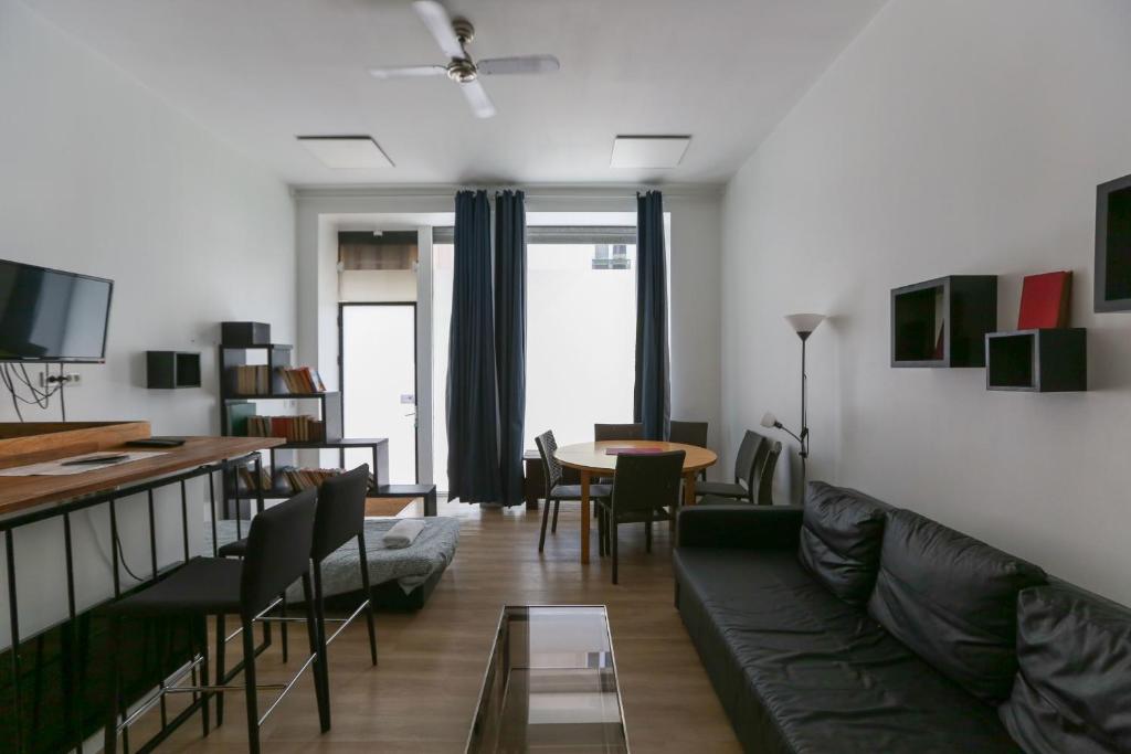 un soggiorno con un divano e un tavolo di Comfortable 49 m Apartment in the Heart of Paris a Parigi