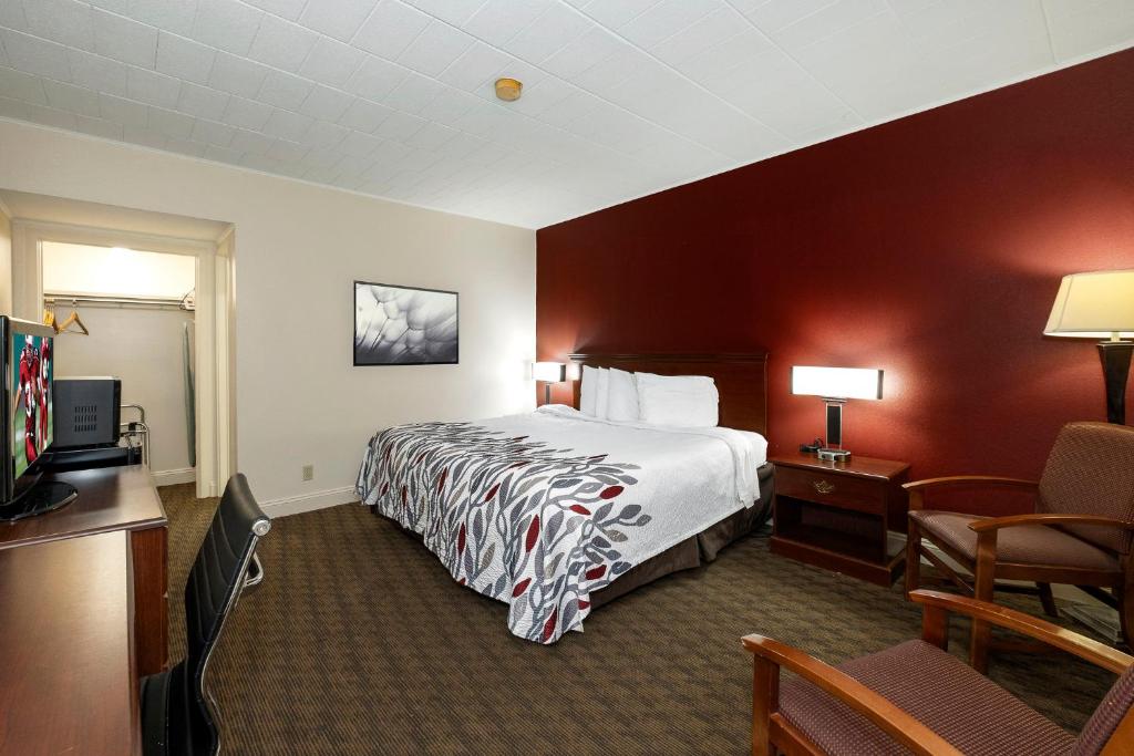 Postel nebo postele na pokoji v ubytování Red Roof Inn & Suites Hazleton
