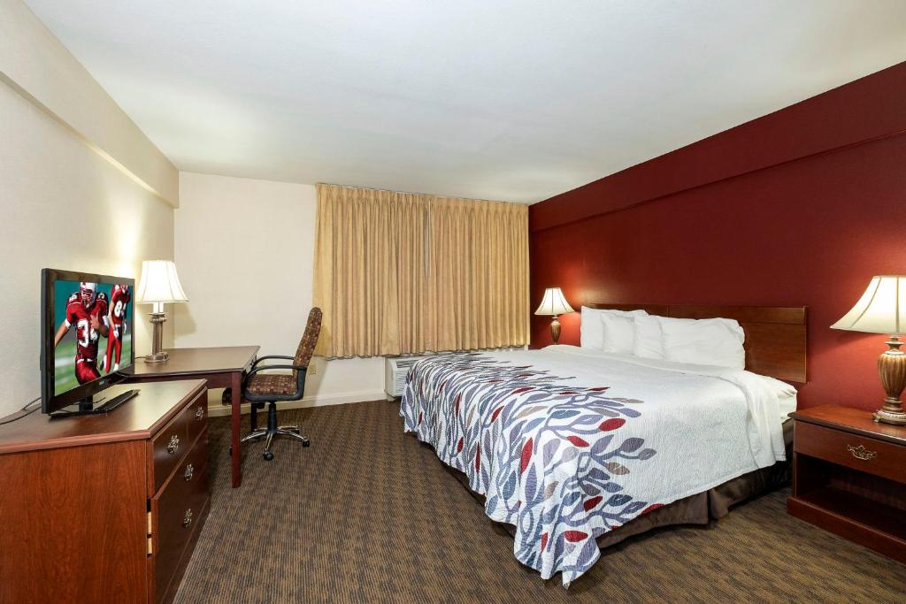 Postel nebo postele na pokoji v ubytování Red Roof Inn & Suites Hazleton