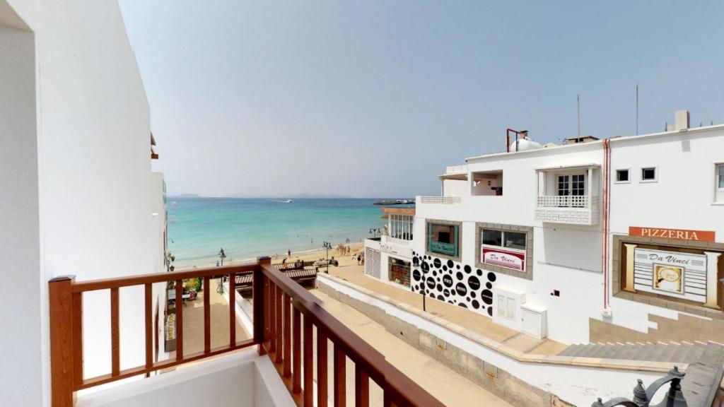 balkon z widokiem na plażę w obiekcie Blancazul Ocean View w mieście Playa Blanca
