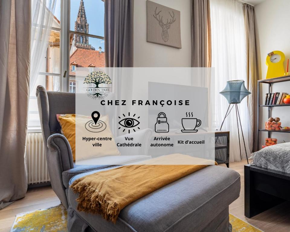 Cette chambre dispose d'un lit à baldaquin sur le mur. dans l'établissement Chez Françoise - Hyper-Centre, vue cathédrale, à Strasbourg