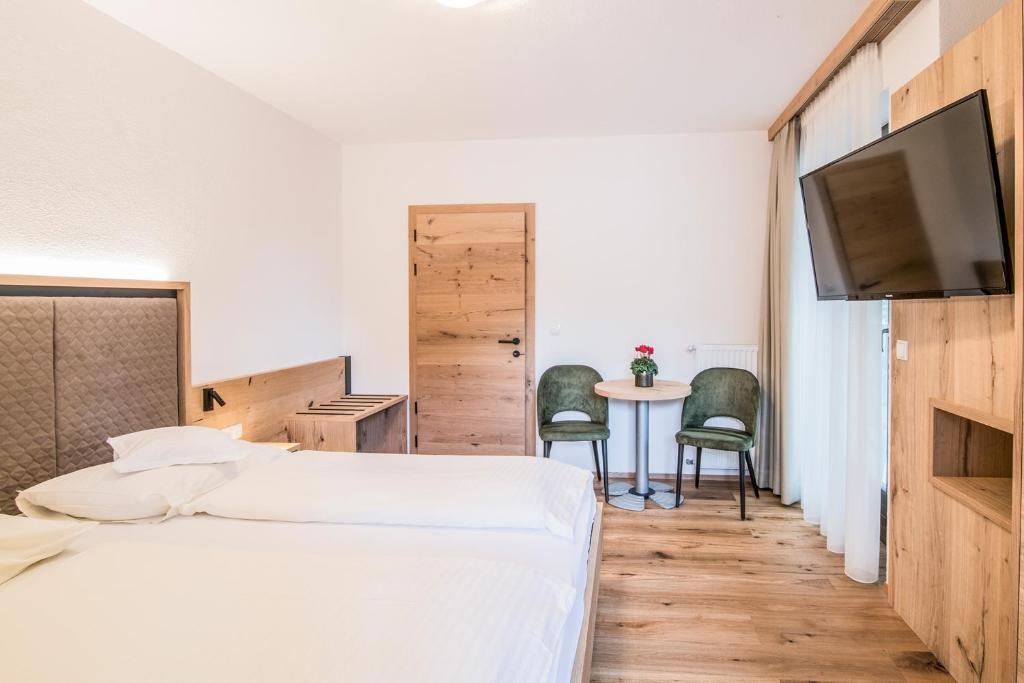 Postel nebo postele na pokoji v ubytování Hotel Sterzinger Moos