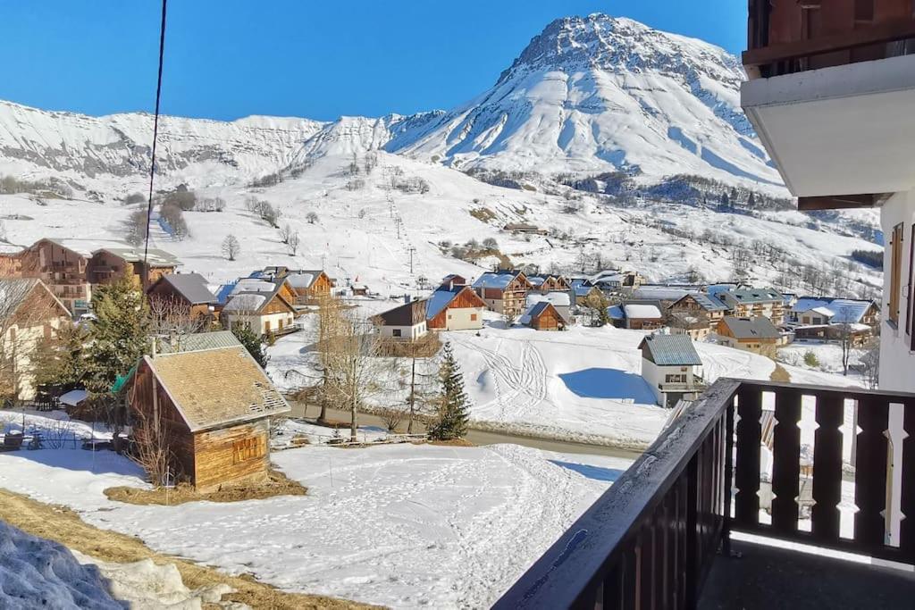 une ville recouverte de neige avec une montagne en arrière-plan dans l'établissement Joli F2 de 2 à 8 places, 300m centre station ski, à Albiez-Montrond