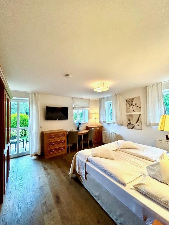 Postel nebo postele na pokoji v ubytování Hotel Fischerhaus