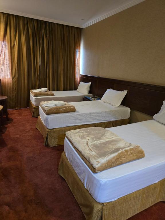 Postel nebo postele na pokoji v ubytování Diouf Al Maqam Hotel 4