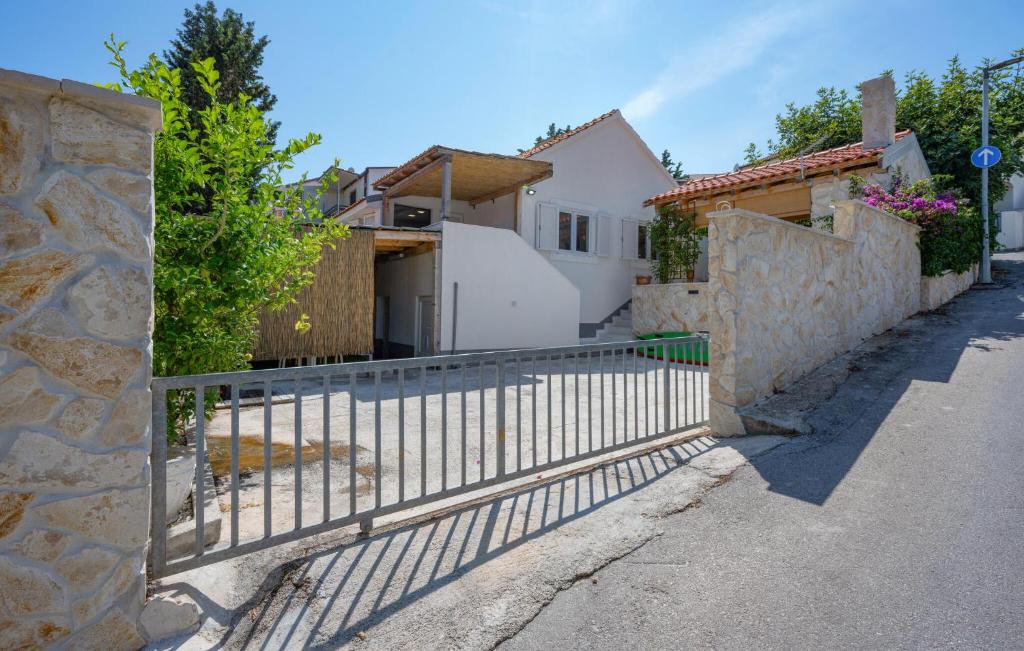 un cancello di fronte a una casa di Pet Friendly Apartment In Rogoznica a Rogoznica (Rogosnizza)