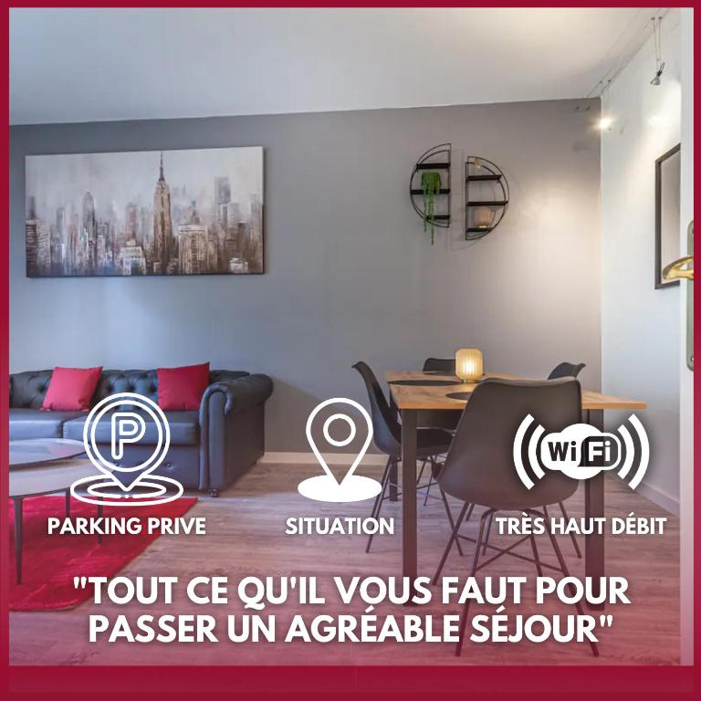 un salon avec une table et un canapé dans l'établissement Appartement équipé proche de Disneyland, à Serris