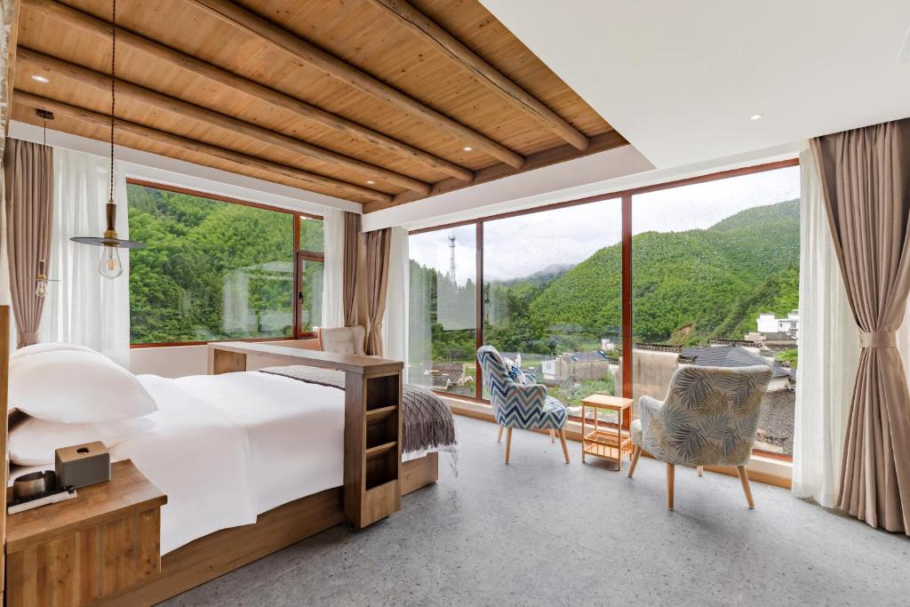 Vista generica sulle montagne o vista sulle montagne dall'interno della stanza in casa privata