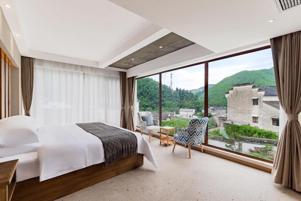 Vista generica sulle montagne o vista sulle montagne dall'interno della stanza in casa privata