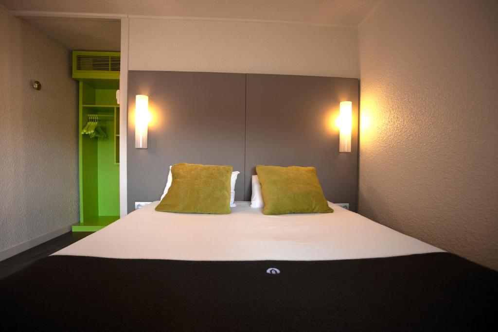 Ένα ή περισσότερα κρεβάτια σε δωμάτιο στο Campanile Avallon