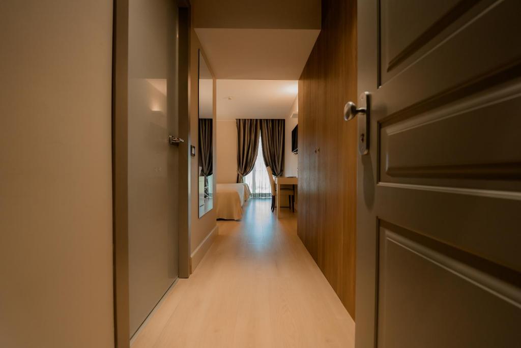 a hallway with a door leading to a room at Hotel Mirasole International in Gaeta