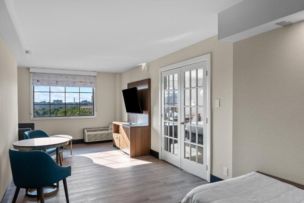 Holiday Inn Niagara Falls State Park Entry, an IHG Hotel - Suite King Standard