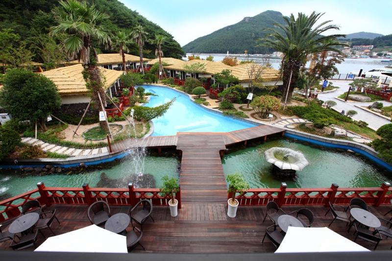 Vaizdas į baseiną apgyvendinimo įstaigoje Tongyeong Hansan Marina Resort arba netoliese