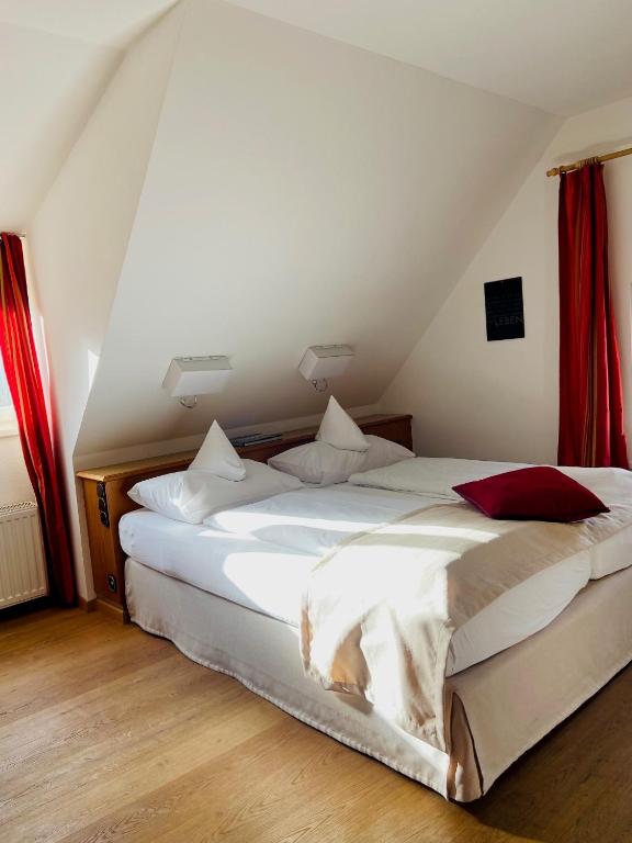 Postel nebo postele na pokoji v ubytování Hotel Fischerhaus