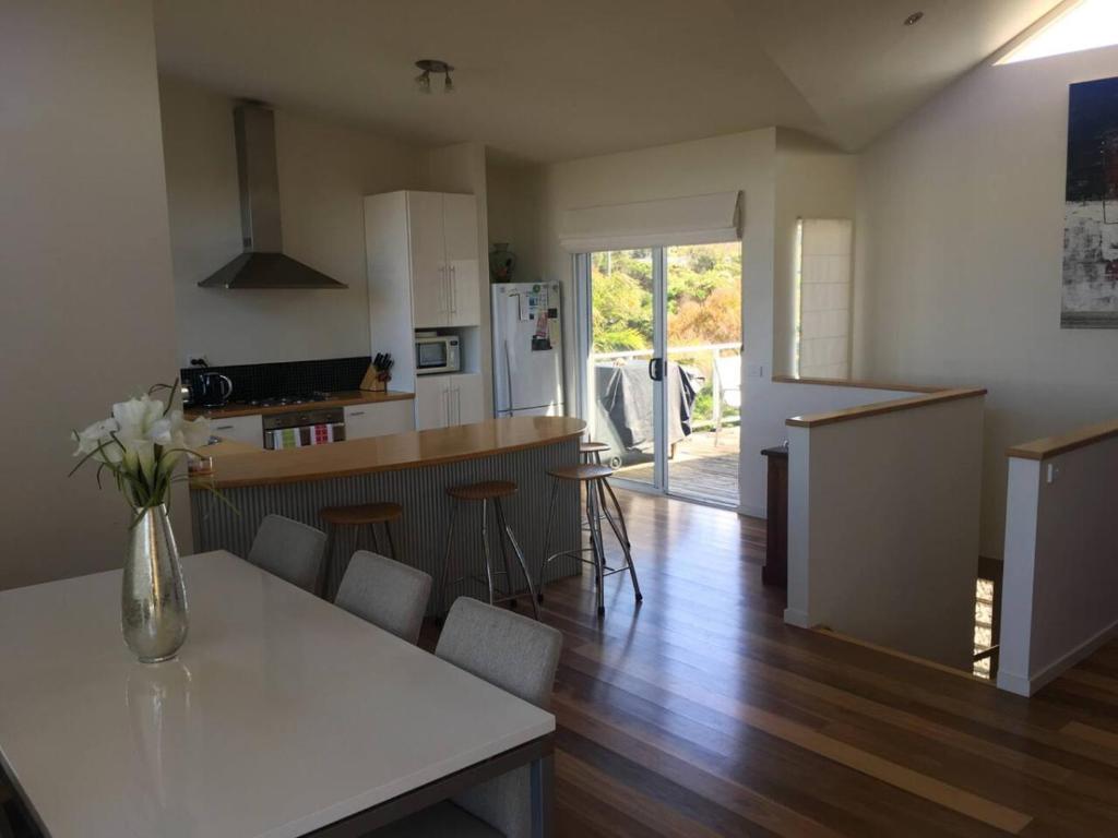 Kuchyň nebo kuchyňský kout v ubytování 2 Bed Coastal Getaway - Walking distance to beach