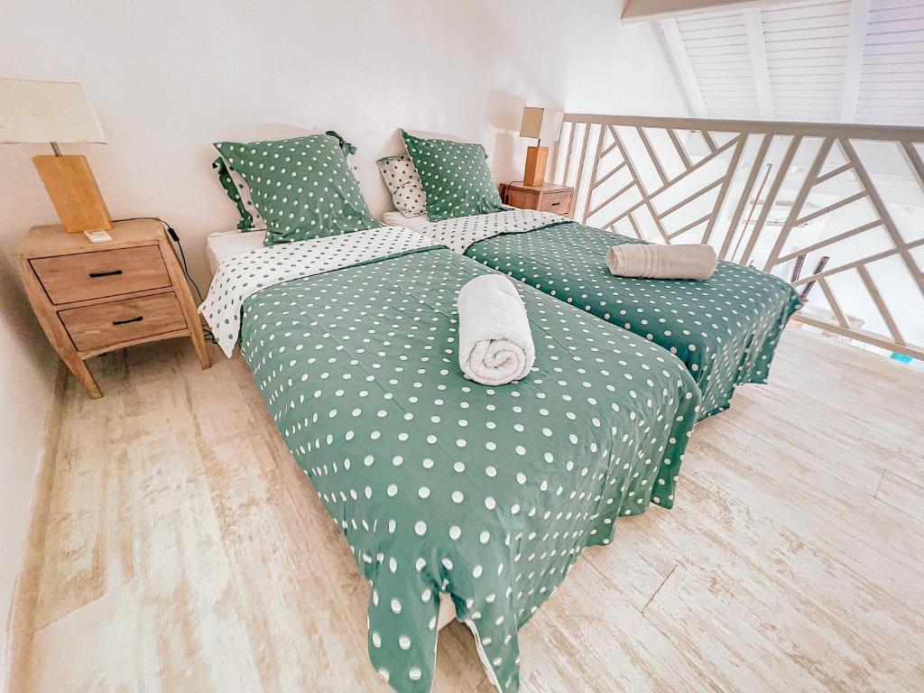 Postel nebo postele na pokoji v ubytování Princess Anouk Beachfront Orient Bay Deluxe 3 BDR
