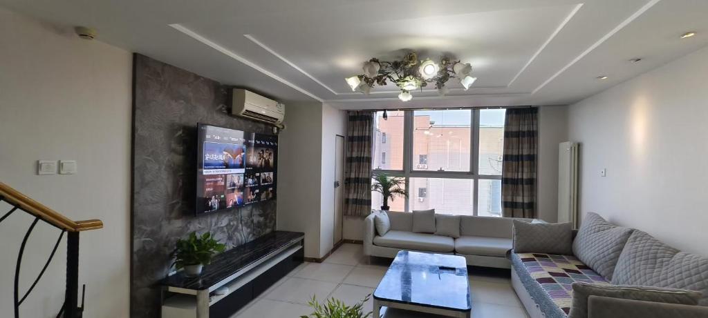 TV a/nebo společenská místnost v ubytování Chaoyang Joy City Hardcover Apartment