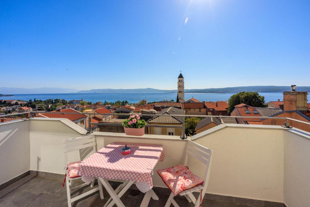 Ein Tisch und Stühle auf einem Balkon mit Aussicht in der Unterkunft Filip in Crikvenica