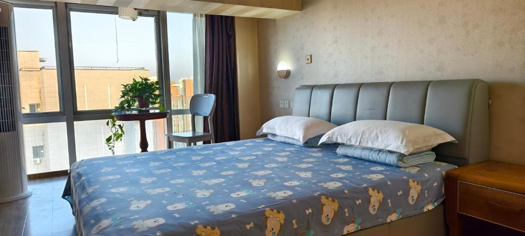 Postel nebo postele na pokoji v ubytování Chaoyang Joy City Hardcover Apartment