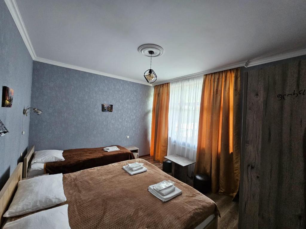 Postel nebo postele na pokoji v ubytování DISCOVER KAZBEGi HOTEL