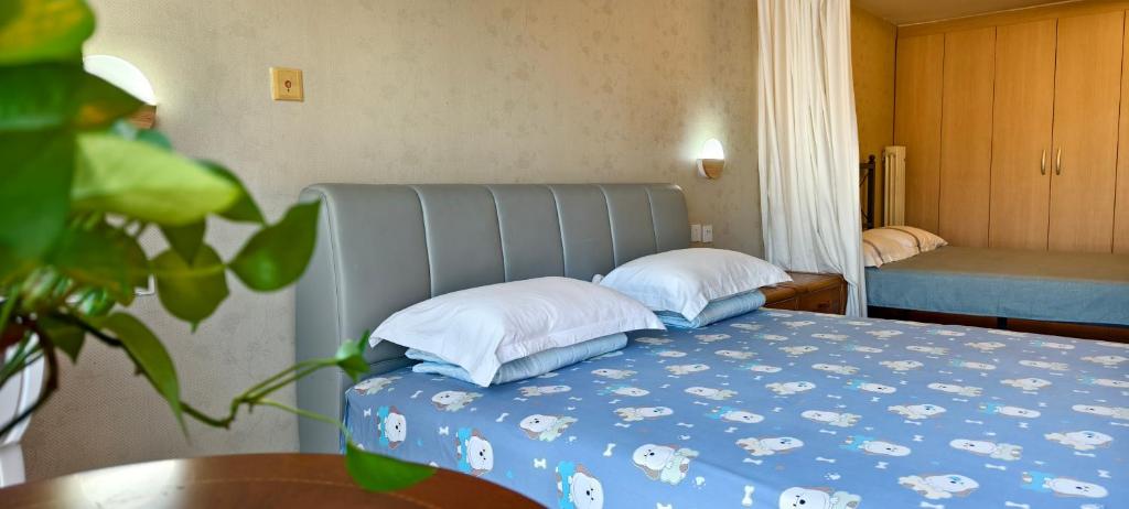 Postel nebo postele na pokoji v ubytování Chaoyang Joy City Hardcover Apartment