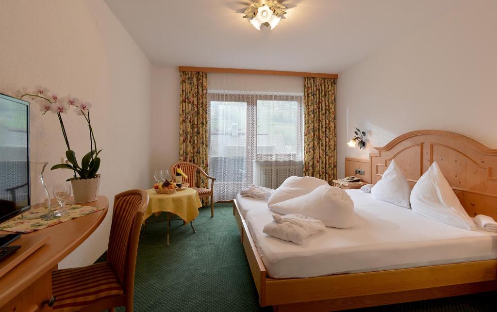 Postel nebo postele na pokoji v ubytování Hotel Schwarzer Adler