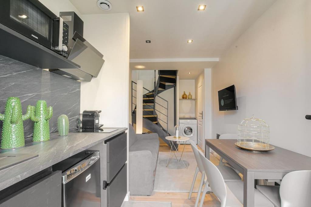 une cuisine avec une table et une salle à manger dans l'établissement Studio moderne et équipé en duplex, Villeurbanne, à Villeurbanne