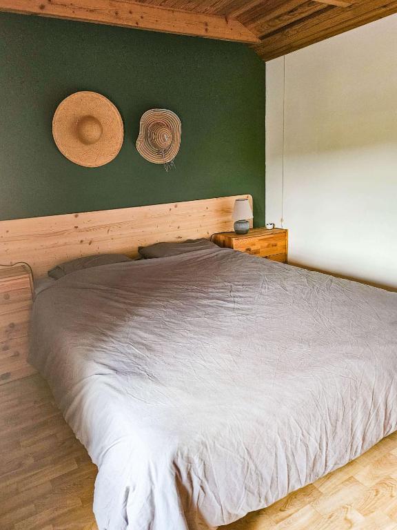 Postel nebo postele na pokoji v ubytování Vue sur les collines