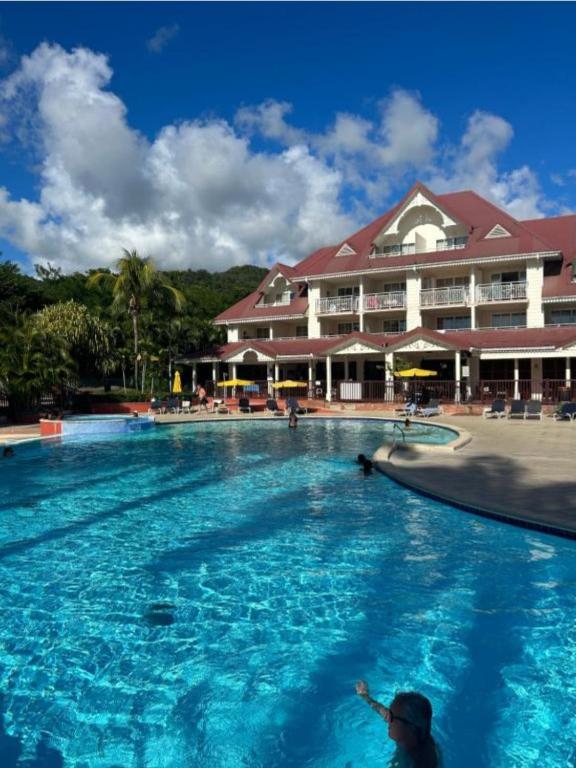 Bazén v ubytování Martinique Ste Luce 2 Chambres 5' des plages nebo v jeho okolí