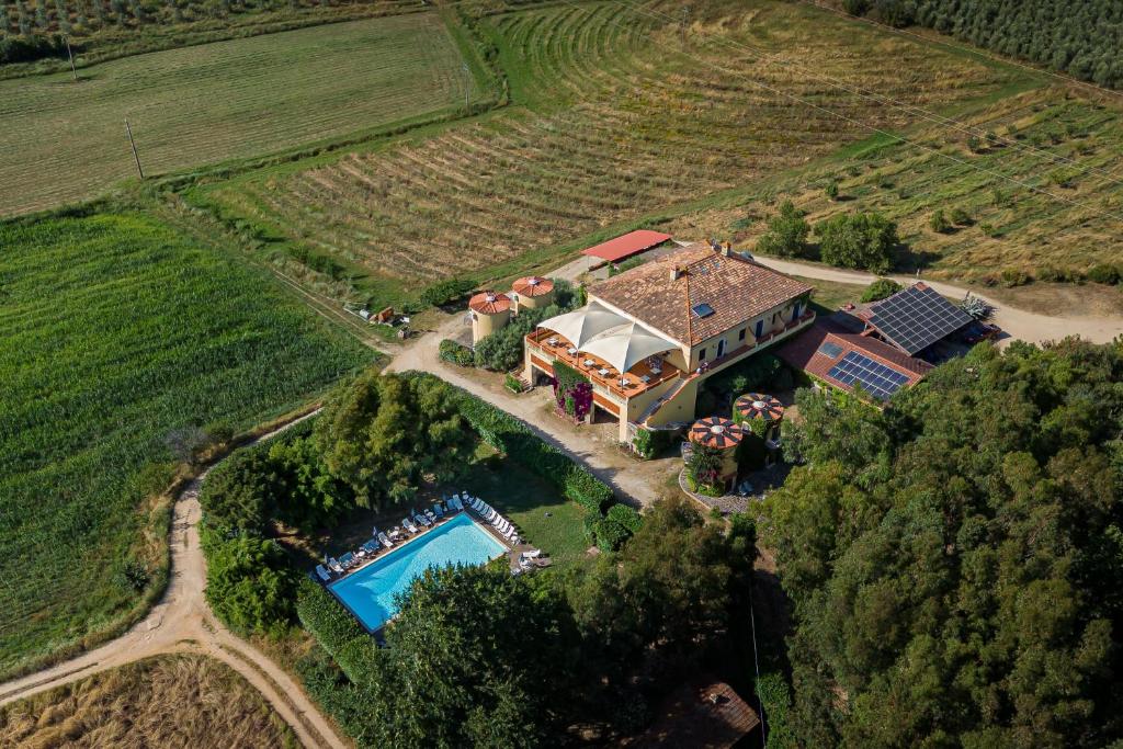 an aerial view of a house with a swimming pool at Agriturismo La Petrosa in Ceraso
