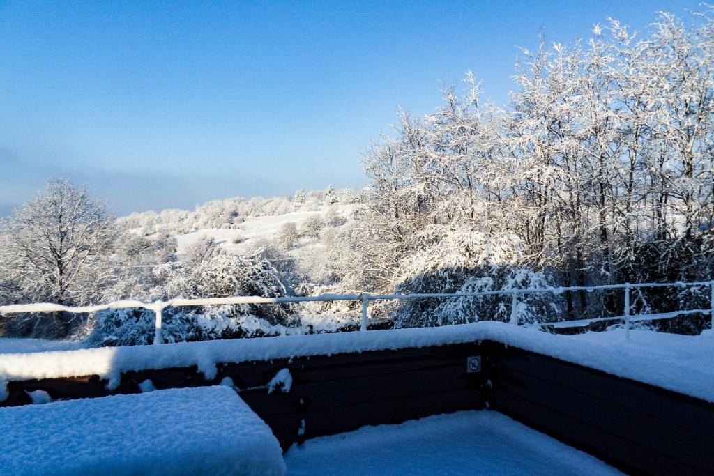 Vue sur les collines v zimě