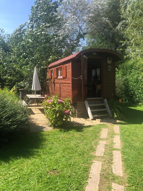 Photo de la galerie de l'établissement Roulotte dans un cadre verdoyant, à Hermelinghen