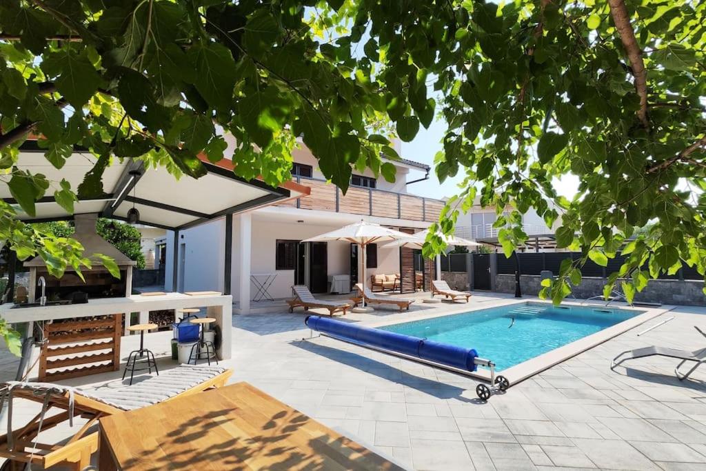 カシュテラにあるVilla Murvaの庭の真ん中にあるプール