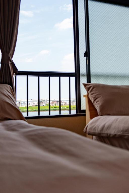 Postel nebo postele na pokoji v ubytování 静心宿Tranquil Retreat 4F晴空塔直达东京河景民宿