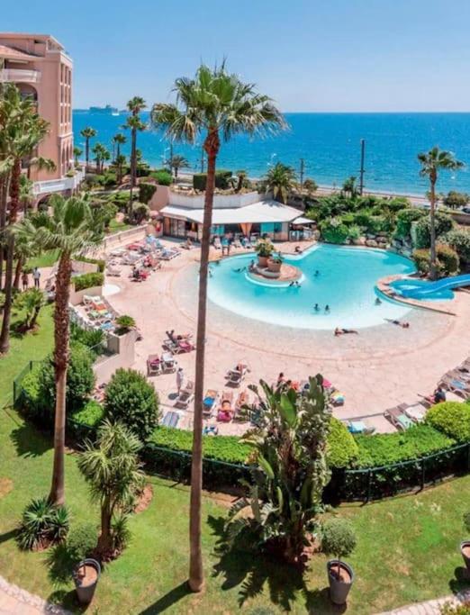 une vue aérienne d'une piscine dans un complexe hôtelier dans l'établissement Appartement Cannes, Piscine - vue mer - terasse, à Cannes