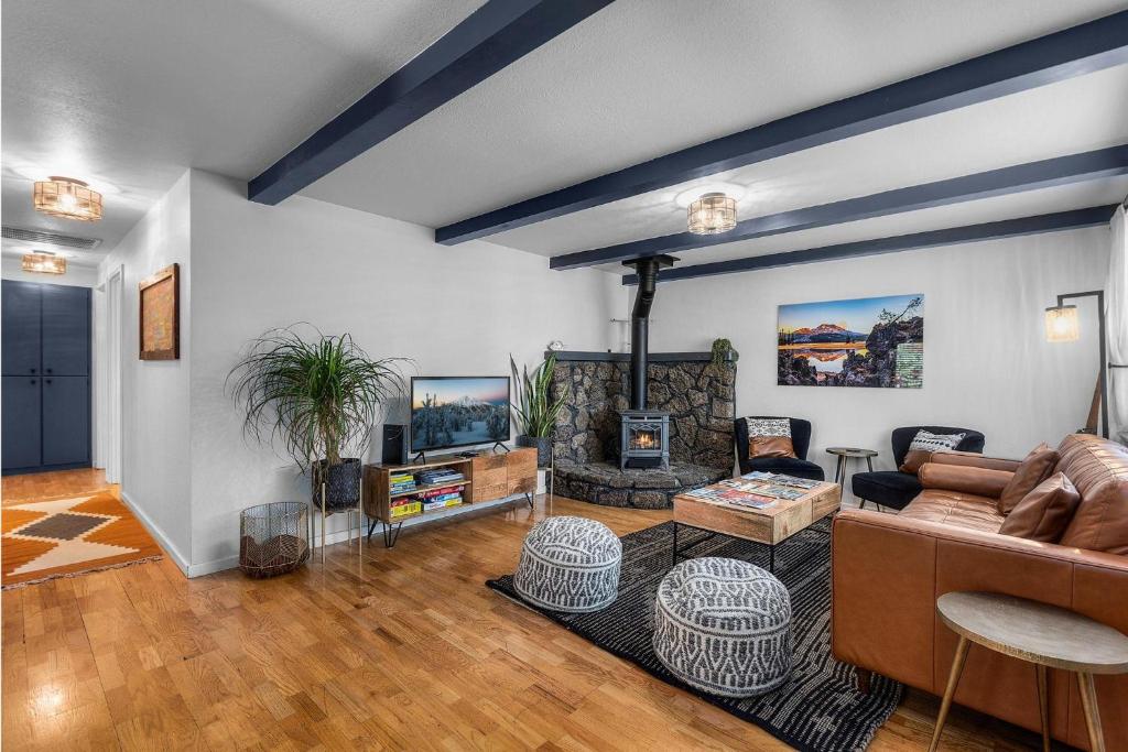a living room with a couch and a table at BEkiND Cottage in Bend