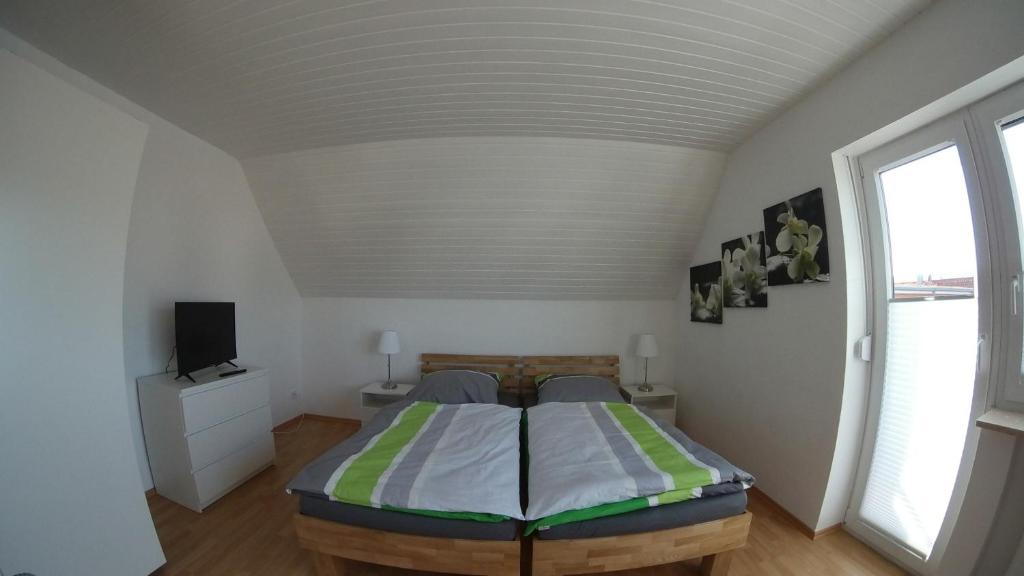 une chambre avec un lit dans une pièce dans l'établissement Ferienwohnung Horvath Kelkheim Taunus, à Kelkheim