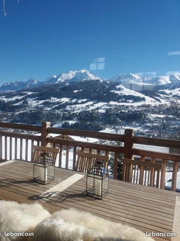 deux chaises assises sur une terrasse en bois avec une montagne enneigée dans l'établissement Scoot 4 étoiles, à Demi-Quartier