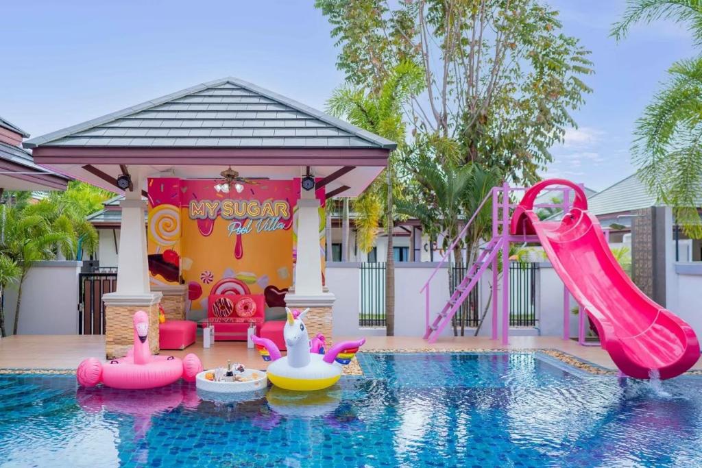 basen ze zjeżdżalnią i park wodny w obiekcie My Sugar Pool Villa Na Jomtien w mieście Jomtien Beach