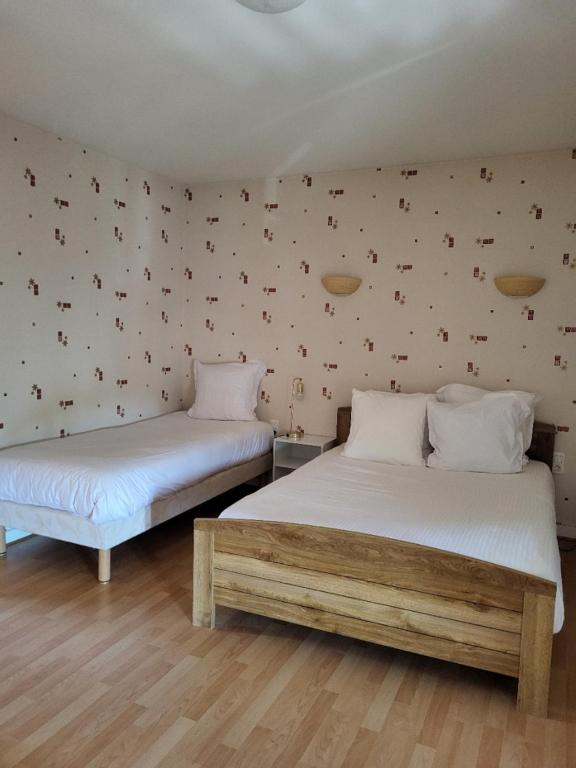 Postel nebo postele na pokoji v ubytování Logis Hotel restaurant de la Poste