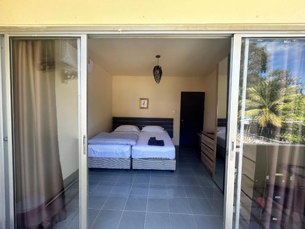 Postel nebo postele na pokoji v ubytování Krabi Greenday Hostel and Glamping