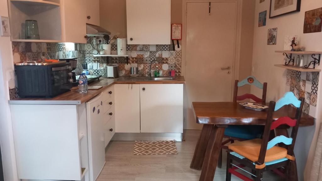 Kuchyň nebo kuchyňský kout v ubytování ROMANCE Valdareina, Piscine chauffée, Bénagil-Carvoeiro