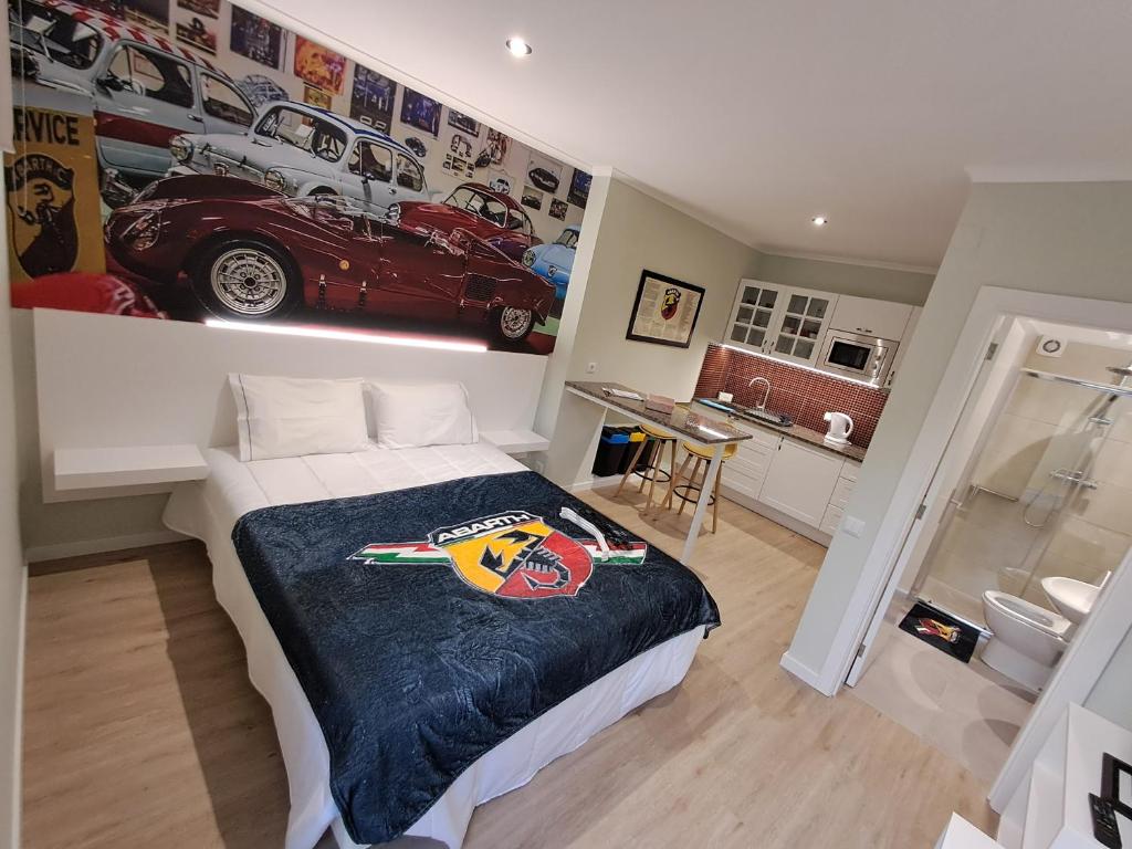 una camera con un letto con una macchina appesa al muro di Classic Car House a Santa Cruz